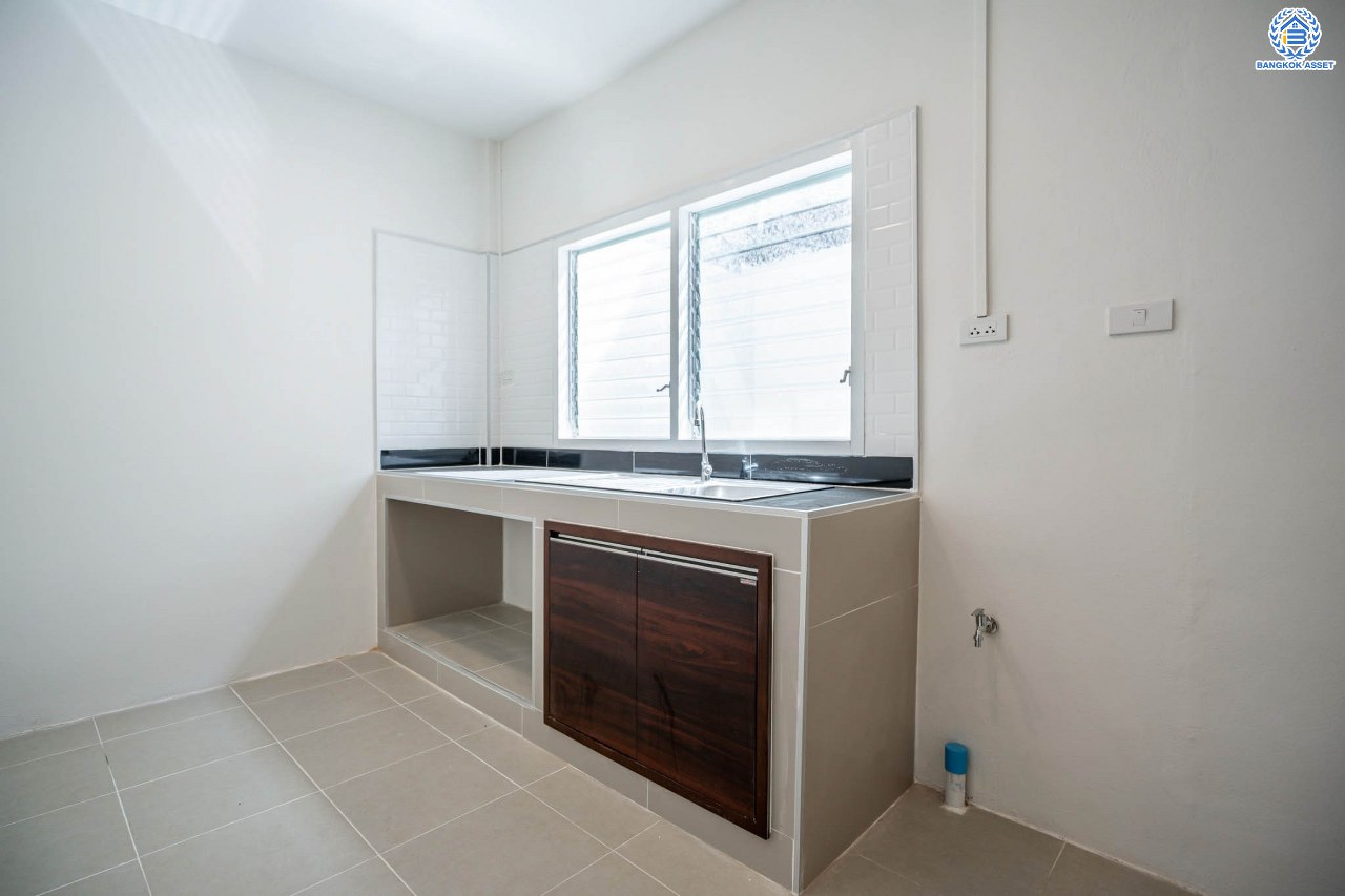 บ้านมือสองตกแต่งใหม่ โครงการ อยู่เจริญ วิภาวดี เนื้อที่ 21.2 ตร.ว. ฟังก์ชัน 2 ห้องนอน 2 ห้องน้ำ จอดรถได้ 2 คัน บนทำเลศักยภาพ หน้าโครงการติดถนนวิภาวดี ใกล้สนามบินดอนเมือง ฟิวเจอร์พาร์ครังสิต, ม.รังสิต จุดขึ้นทางด่วน "ดอนเมือง", โทลเวย์ วิภาวดี-รังสิต และรถไฟฟ้าสายสีแดง "สถานีรังสิต"